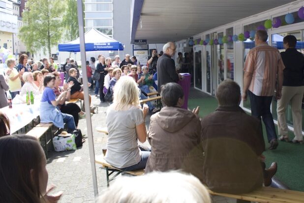 Das erste inklusive Frühlingsfest der Diakonie Sozialdienste im vergangenen Jahr war ein Erfolg: hunderte Gäste kamen in die Siegener Friedrichstraße (Foto: Diakonie in Südwestfalen gGmbH).