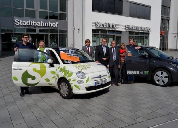 Gemeinsam mit Bürgermeister Dr. Peter Paul Ahrens (3. v.r.) laden die Veranstalter zum Besuch des 38. Autosalons am 3. Mai in die Iserlohner City ein (Foto: Stadt Iserlohn).
