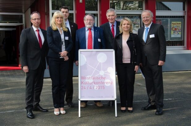 Freuten sich über 300 Teilnehmer an der Westfälischen Kulturkonferenz (v. li.): LWL-Direktor Matthias Löb, LWL-Kulturdezernentin Dr. Barbara Rüschoff-Thale, Bürgermeister Malte Dalhoff, Dieter Gebhard, Vorsitzender der Landschaftsversammlung Westfalen-Lippe, Dr. Karl-Heinrich Sümmermann, Vorsitzender der Stiftung Westfalen-Initiative, Verena Bentele, die Beauftragte der Bundesregierung für die Belange behinderter Menschen, und Moderator Dirk Glaser (Foto: LWL/Althaus).