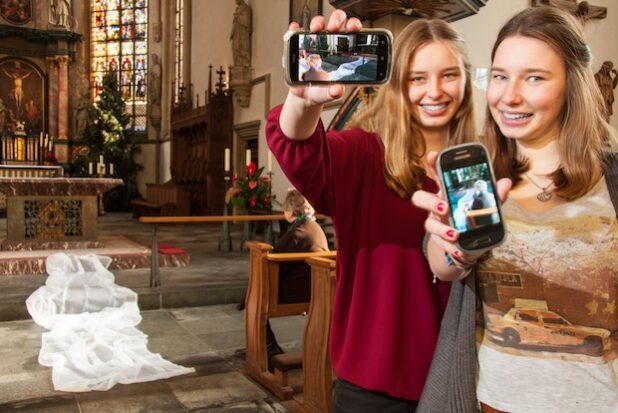 Maria Bruns (sitzend), Franziska Bruns, Maike Krebber (von links) in der Klosterkirche Liesborn (Foto: Oliver Schulte).