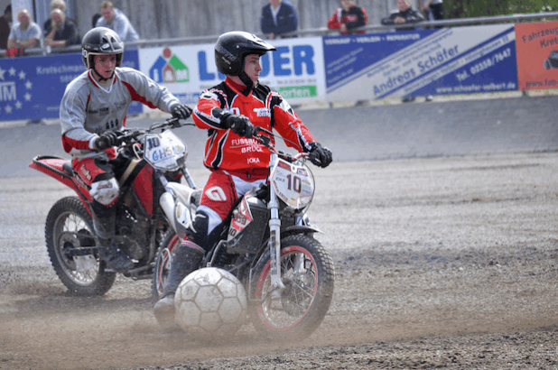 Eine enge Ballführung ist beim Motoball dank einer speziellen Konstruktion an der Maschine gewährleistet