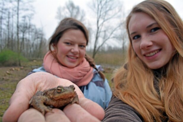 Die praktischen Arbeiten im Naturschutz, der Landschaftspflege und der Wasserwirtschaft machen Pia-Luisa Ridder (l.) und Lara-Marie Borggräfe sichtlich Freude. Die beiden FÖJlerinnen haben keine Angst, sich die Hände dreckig zu machen und auch mal eine glitschige Kröte in die Hand zu nehmen, um sie vor dem Verkehrstod zu bewahren (Foto: Kreis Soest).