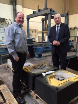 Beim Rundgang durch das Unternehmen „Metallguß Steinrücken Leichtmetallgießerei GmbH“, v.l.: Geschäftsführer Michael Steinrücken und Landrat Dr. Karl Schneider - Foto: Pressestelle Hochsauerlandkreis.