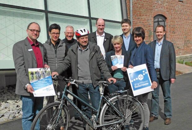 Die Vertreter der Partner-Städte bzw. -Gemeinden und des Kreises Soest laden zum Anradeln und zum Hoffest am 26. April nach Bad Sassendorf ein (Foto: Manuela Wolff/Westfälische Salzwelten).