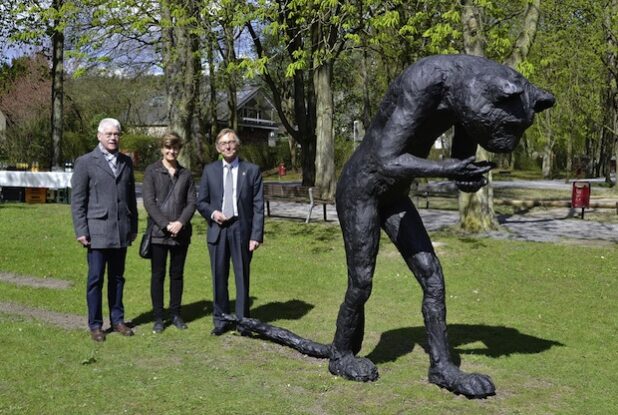 Von links: Ulrich Thiele, Laura Ford und Bürgermeister Dr. Peter Paul Ahrens mit der „Emissary Cat“ im Letmather Volksgarten (Foto: Stadt Iserlohn).