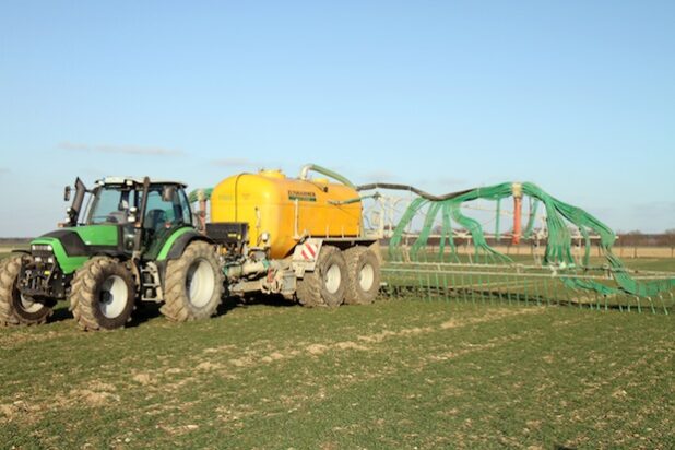Die 152 angeschlossenen Landwirte bringen heute wesentlich weniger mineralischen Stickstoff auf ihre Flächen aus, weil sie Gülle, Stallmist und Pflanzenschutzmittel deutlich gezielter einsetzen. Dies verbessert die Qualität des Grundwassers und senkt die Geruchsbelastung für Nachbarn (Foto: Stadtwerke Lippstadt).
