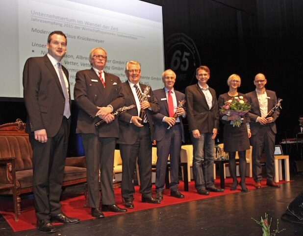 Wirtschaftsjuniorenvorsitzender Timm Bendinger (links) mit den Podiumsgästen auf dem Jahresempfang der Wirtschafsjunioren Südwestfalen - Foto: Josef Wiesmann, Wirtschaftsjunioren.