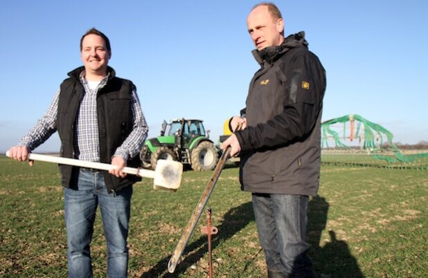 Regelmäßig werden in den Wassergewinnungsgebieten Bodenproben gezogen, um den Betrieben Auskunft über den Strickstoffgehalt im Boden zu geben. Wasserberater Michael Bockholt (rechts) und Landwirt Benedikt Levenig aus Oestereiden schauen sich die Proben an (Foto: Stadtwerke Lippstadt).
