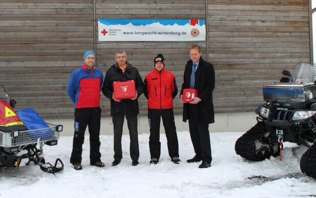 AED-Übergabe an die Bergwacht Winterberg (von links): Sebastian Struwe/Bergwacht; Michael Wirtz/VB Bigge-Lenne; Kai Schrichten/Bergwacht; Christian Beule/VB Brilon-Büren-Salzkotten (Foto: Bergwacht Winterberg).