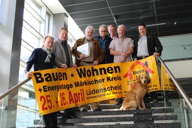 Foto (vlnr): Jürgen Bürschel, Marius Müller, Jean-Pierre Wijnen, Andreas Weiler, Dirk Aengeneyndt, Hans-Gerd Rittmann und Jens Altenberger. Vor dem Plakat: Schimmelsuchhund "Sam". 