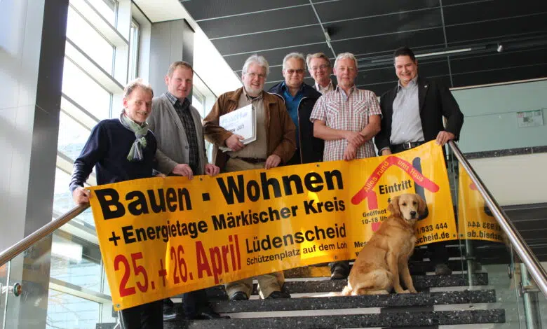 Foto (vlnr): Jürgen Bürschel, Marius Müller, Jean-Pierre Wijnen, Andreas Weiler, Dirk Aengeneyndt, Hans-Gerd Rittmann und Jens Altenberger. Vor dem Plakat: Schimmelsuchhund "Sam".