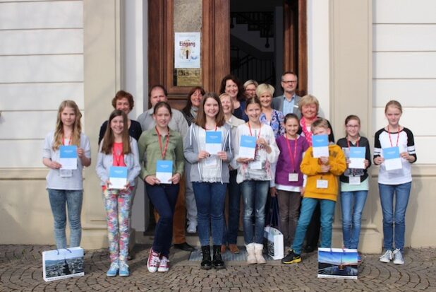 Am Ende eines tollen Vorlesewettbewerbs stellten sich die neun „Buchartisten“ zusammen mit den Organisatoren und Jurymitgliedern zum Erinnerungsfoto auf (Foto: Hansestadt Attendorn).