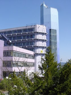 Das K-Gebäude auf dem Adolf-Reichwein-Campus der Universität Siegen mit seinem weit sichtbaren Turm (Quelle: Universität Siegen).