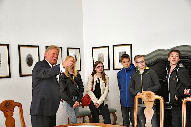 Franz Gausemeier zeigt den polnischen Austauschschülern das Bürgermeisterzimmer im Rathaus (Foto: Stadt Lippstadt).