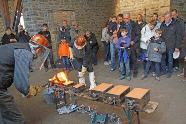 Volker Allexi zeigte die Technik des Messing- und Aluminiumgusses (Foto: Klüppel/Märkischer Kreis).