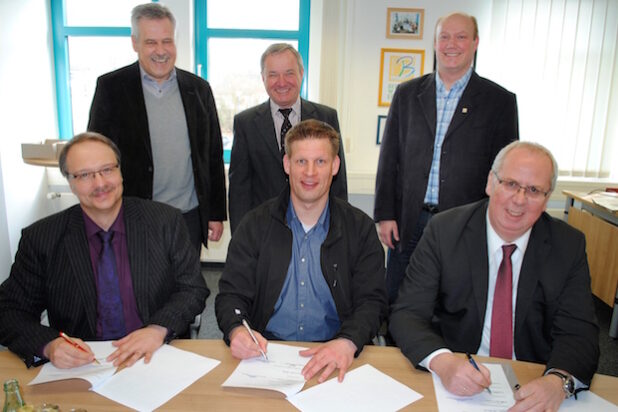 Kooperationsvertrag unterzeichnet (v.li.): Schulleiter Matthias Risse, Peter Hattebur (Sozialwerk), Klaus Kohlmann (Gemeinde Bestwig), Ulrich Diekmann (Sozialwerk), Roland Burmann (Gemeinde Bestwig) und Bürgermeister Ralf Péus (Foto: Gemeinde Bestwig).