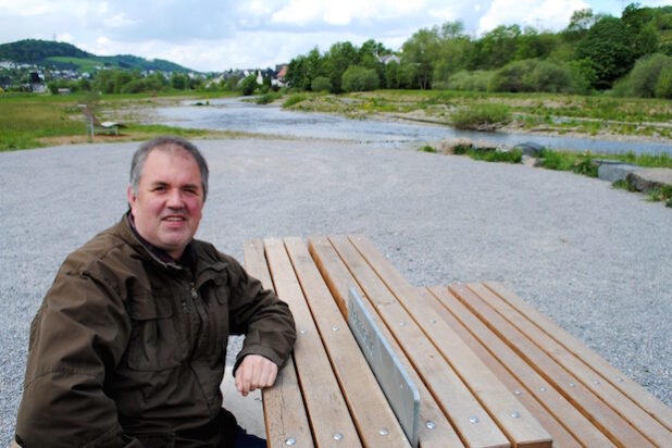 Rundum positives Projekt-Fazit an der Ruhr im Hennenohl: Friedhelm Koch, Umwelt-Ingenieur der Gemeinde Bestwig (Foto: Gemeinde Bestwig)