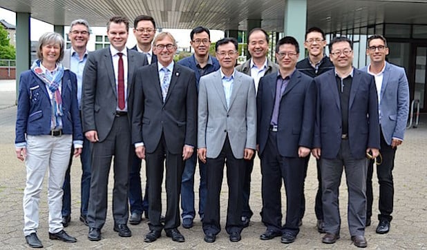 Die Gäste aus Tianjin beim Erinnerungsfoto mit Bürgermeister Dr. Ahrens (5. v.l.) und Mike Janke (3. v.l.) sowie weiteren Mitarbeitern der Stadt Iserlohn (Foto: Stadt Iserlohn).