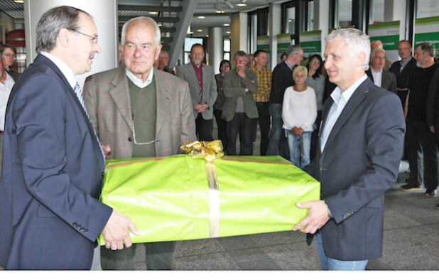 Landrat Thomas Gemke (links) überreichte Fritz Schröder (Mitte) und Hans Obergruber eine Motorsäge (Foto: Hendrik Klein/Märkischer Kreis).