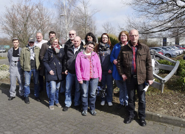 Ausbildungsleiter Elmar Schütte (3.v.l.) und Auszubildender Kevin Muyldermans (1.v.l.) zeigten und erläuterten den Mitarbeitern des Jobcenters die Produktionsabläufe und Waren des Unternehmens Magna – BDW technologies Soest GmbH (Foto: Privat).