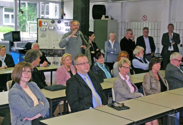 Die Ausschussmitglieder nahmen im neuen KFZ-Labor Platz (Foto: Hendrik Klein/Märkischer Kreis).