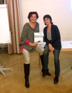 Gleichstellungsbeauftragte der Gemeinde Burbach, Kerstin Stahl (li.) und Susanne Jud vom Institut Moment of Excellence (re.) bieten jetzt für alle Frauen das Seminar „Mentale Stärke“ an (Foto: Gemeinde Burbach).