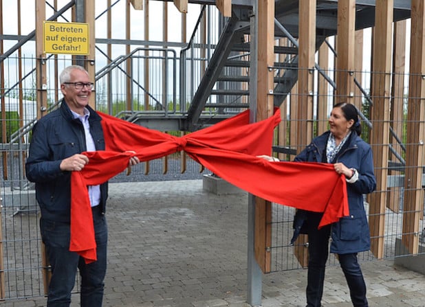 Bürgermeister Hans Dicke und Landrätin Eva Irrgang zogen eine rote Schleife auf, um den Möhnesee-Turm jetzt auch offiziell freizugeben (Foto: Wilhelm Müschenborn/Kreis Soest).