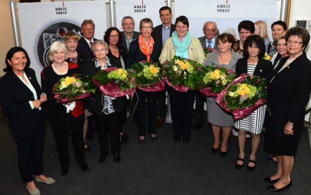 Landrätin Eva Irrgang (l.) und Vizelandrätin Irmgard Soldat (r.) zeichneten am Mittwoch, 6. Mai 2015, gemeinsam mit den stellvertretenden Bürgermeisterinnen und Bürgermeistern zehn pflegende Angehörige aus dem Kreis Soest aus. Eine Preisträgerin konnte an dem Termin leider nicht teilnehmen (Foto: Judith Wedderwille/Kreis Soest).