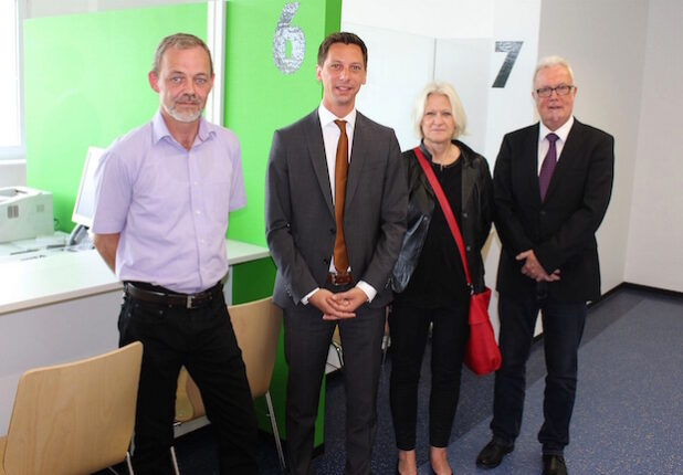 Landrat Andreas Müller (2.v.l.) und die zuständige Dezernentin Helge Klinkert besuchen die neue Ausländerbehörde des Kreises in der ehemaligen Salzmann-Schule in Bad Berleburg. Mit dabei der zuständige Fachgebietsleiter Martin Schreier (l.) und der 1. Beigeordnete der Stadt Bad Berleburg, Jürgen Weber (Foto: Kreis Siegen-Wittgenstein).