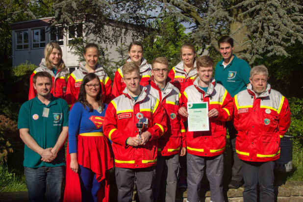 Die Red Angels (JRK-Medebach) mit dem JRK-Landesleiter Klaus Miethe (hinten rechts) und seinem Stellvertreter Martin Niemczyk (vorne links) - Foto: DRK Brilon, Alyssa Klauke.