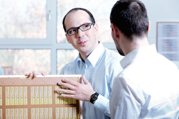 Tobias Richter (l.), Geschäftsführer bei Richter Elektronik, freut sich über die gelungene Umsetzung der Erweiterung (Quelle: PSV Marketing GmbH/Richter Elektronik GmbH).