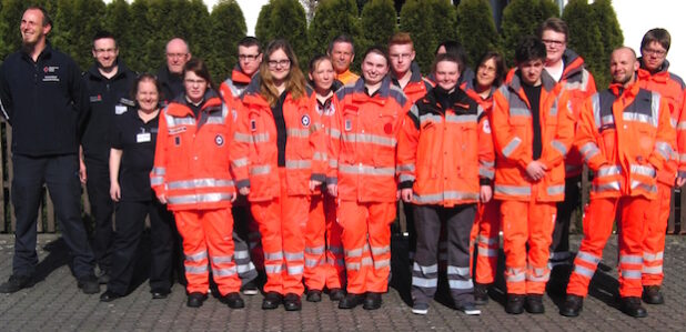 Die Prüfungskommission (links) und die Prüflinge stellen sich dem Fotografen - Foto: DRK Kreisverband Lippstadt-Hellweg e.V.