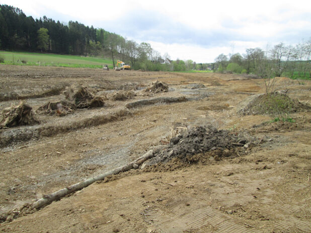 Der Bauabschnitt an der Möhne im Bereich Warstein-Sichtigvor wurde bereits abgeschlossen. Dort entstand diese Flutrinne (Foto: Philipp Büngeler/Kreis Soest).