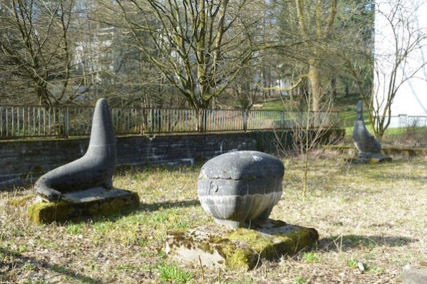 Der LWL hat den ehemaligen Spielplatz in der Siegener Siedlung "Vorderes Wenscht", hier der frühere Sandspielbereich mit Tierfiguren von Ruth Fay, als Denkmal des Monats ausgezeichnet (Foto: Stadt Siegen/Balzer).