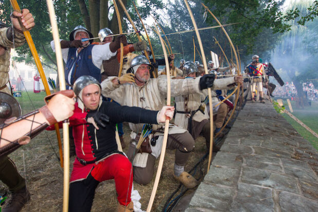 Die Soester Fehde - Bogenschützen auf der Wallmauer (Foto: Wirtschaft & Marketing Soest GmbH)