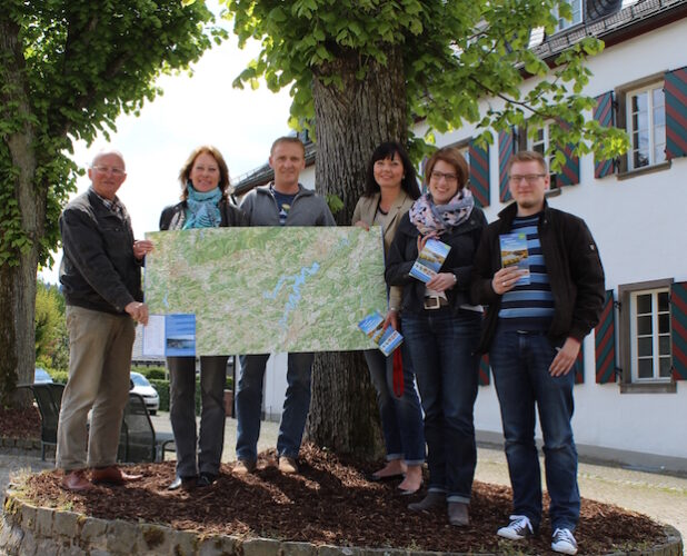 Präsentieren die neue Wanderkarte Biggesee-Listersee (v.l.): Günter Brasse (SGV), Christiane Rosenberg (Stadt Meinerzhagen), Andreas Schrage (Gemeinde Wenden), Tatjana Schefers (Olpe Aktiv e. V.), Susanne Filthaut (Hansestadt Attendorn) und Kevin Bischof (Stadt Drolshagen) - stellvertretend für die vielen Beteiligten (Quelle: Stadtmarketingverein Olpe Aktiv e.V.)