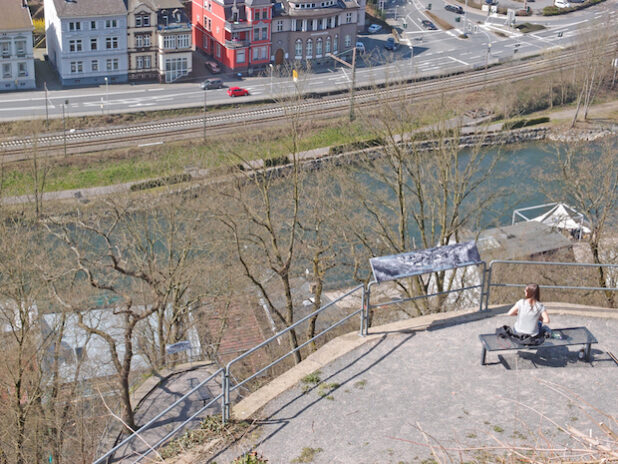 Einen herrlichen Blick ins Lennetal hat man von der neuen Aussichtsplattform im Weyhe-Park an der Burg Altena (Foto: Stephan Sensen/Märkischer Kreis).