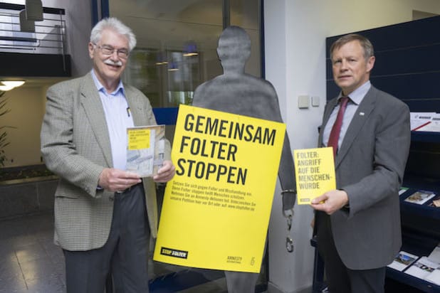 Von links: Lutz Gutknecht (Amnesty International, Gruppe Arnsberg) und Regierungsvizepräsident Volker Milk (Foto: Bezirksregierung Arnsberg).