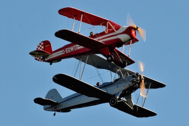 Eine Bücker 132 „Jungmann“ und der vermutlich weltweit älteste noch flugfähige „Stieglitz“ im Formationsflug (Foto: Henning Leusch).