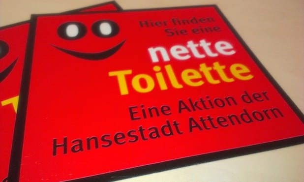 Finde ich hier eine „Nette Toilette“ in Attendorn? Dieser Aufkleber verrät es (Foto: Hansestadt Attendorn).