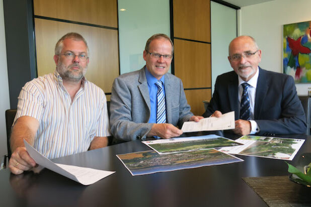 Regierungspräsident Dr. Gerd Bollermann (rechts) macht sich mit Wickedes Bürgermeister Dr. Martin Michalzik (Mitte) und Christian Drees, Mitarbeiter des Fachbereichs Bauen der Gemeinde Wickede (Ruhr), ein Bild von der aktuellen Situation in der Wickeder Ortsmitte und der geplanten Neugestaltung des Lanferbaches (Foto: Bezirksregierung Arnsberg).