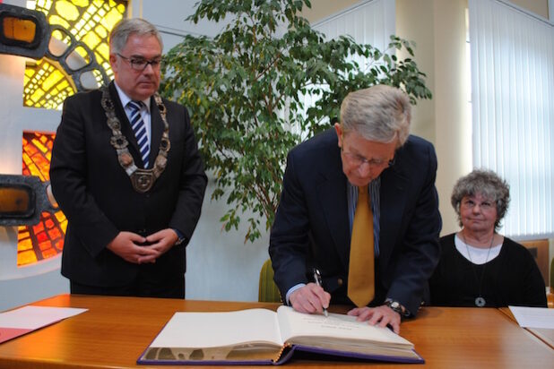 Fred Stern trägt sich in das Goldene Buch der Stadt Olsberg ein – gemeinsam mit Ehefrau Sheila und Bürgermeister Wolfgang Fischer (Foto: Stadt Olsberg).