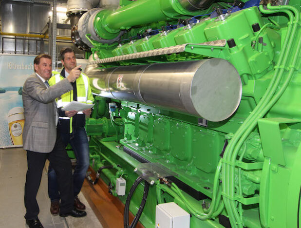 Geschäftsführer Technik Helmut Schaller (li.) und Projektleiter Rainer Bub (re.) freuen sich über die Inbetriebnahme der KWK-Anlage (Foto:  Krombacher Brauerei Bernhard Schadeberg GmbH & Co. KG).