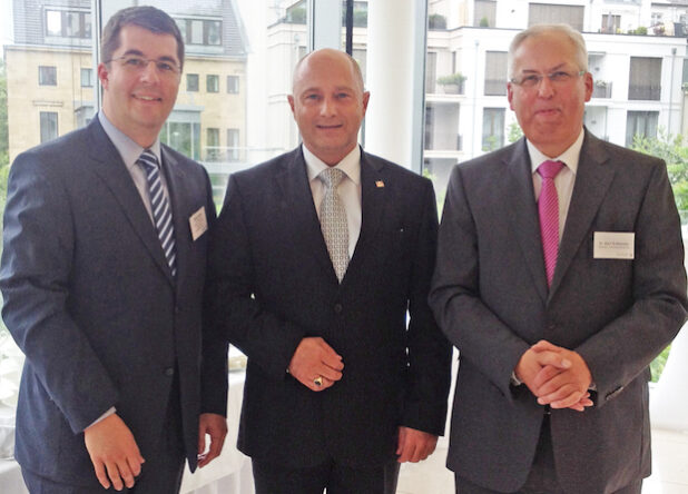 Landrat Dr. Karl Schneider (r.), Staatssekretär Rainer Bomba vom BMVi (Mitte) und Stefan Glusa, Geschäftsführer TKG SWF, bei der Kommunalkonferenz Breitbandausbau in NRW (Foto: TKG SWF).