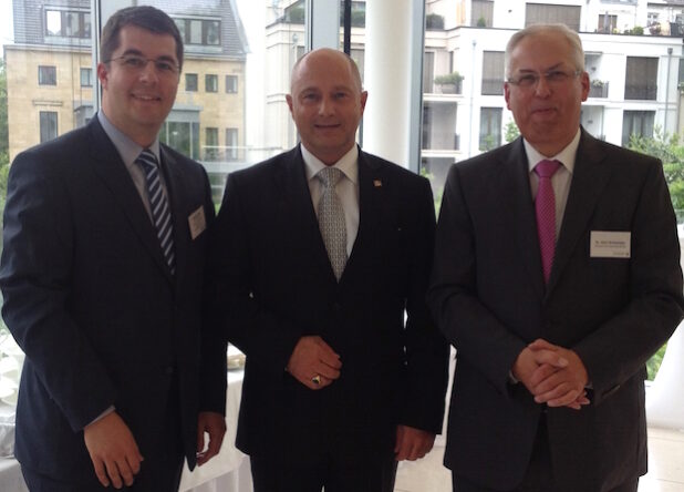V.r.n.l.: Landrat Dr. Karl Schneider, Staatssekretär Rainer Bomba vom BMVi und Stefan Glusa, Geschäftsführer TKG SWF, bei der Kommunalkonferenz Breitbandausbau in NRW (Foto: TKG SWF).