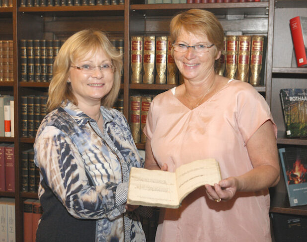 Dr. Christiane Todrowski (links) und Dinslakens Stadtarchivarin Gisela Marzin mit dem Memiorenbuch (Foto: Hendrik Klein/Märkischer Kreis).