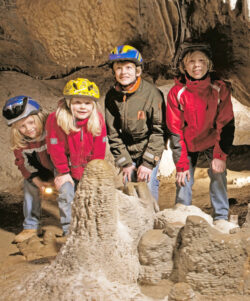 Für Kinder immer spannend, ein Ausflug zur Dechenhöhle (Foto: Dechenhöhle).