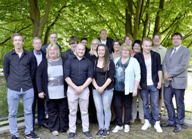 Nach dem „offiziellen Teil“ mit Zeugnisübergabe und Gruppenfoto feierten Teilnehmer und Mitarbeiter des Projektes „Externer Hauptschulabschluss“ ihre Erfolge bei einem gemeinsamen Grillen (Foto: Stadt Iserlohn).