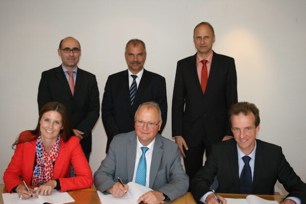 Vorne, v.l.n.r.: Baudezernentin Judith Feldner, Bürgermeister Peter Brüser (Gemeinde Wenden) und Bernd Clemens (Netzgesellschaft Wenden mbH & Co. KG), hinten: Heiko Witulski, Roland Schwarzkopf und Ingo Erhard (BIGGE Energie GmbH & Co. KG) - Foto: Gemeinde Wenden.