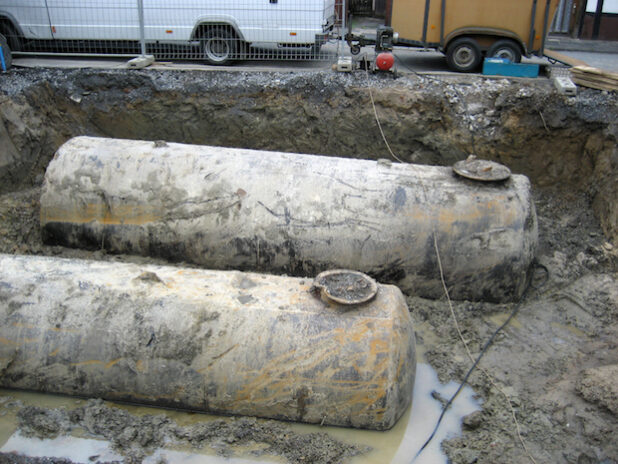 Ein Beispiel für Altlasten sind undichte Treibstofftanks, wie hier die freigelegten Tanks einer ehemaligen Tankstelle (Foto: Gerhard Haverland/ Kreis Soest).